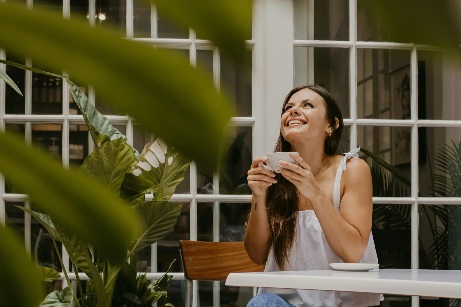 Femme prenant une pause dans un environnement de travail apaisant inspiré de la nature